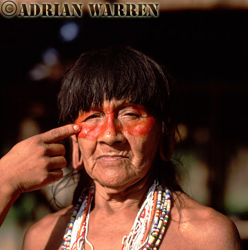 AW_Waorani1050, Waorani Indians :Use of ACHIOTE for decoration, rio Cononaco, Ecuador, 2002
